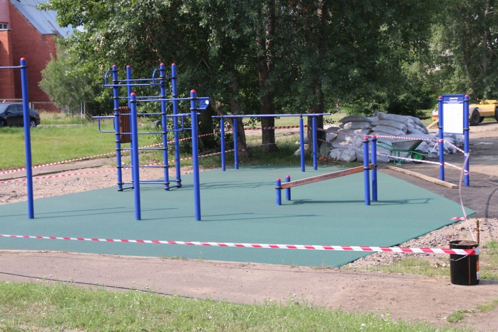 спортивная площадка в школе. площадка около школы. школьный стадион. площадка вокруг школы. площадка около школы.